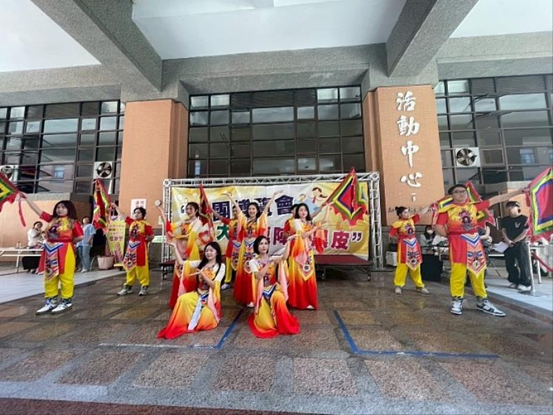 開場由越南舞蹈團熱鬧登場