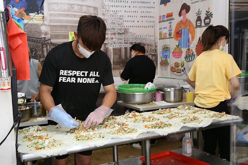 連假首日 傳統市場湧入採買春捲人潮