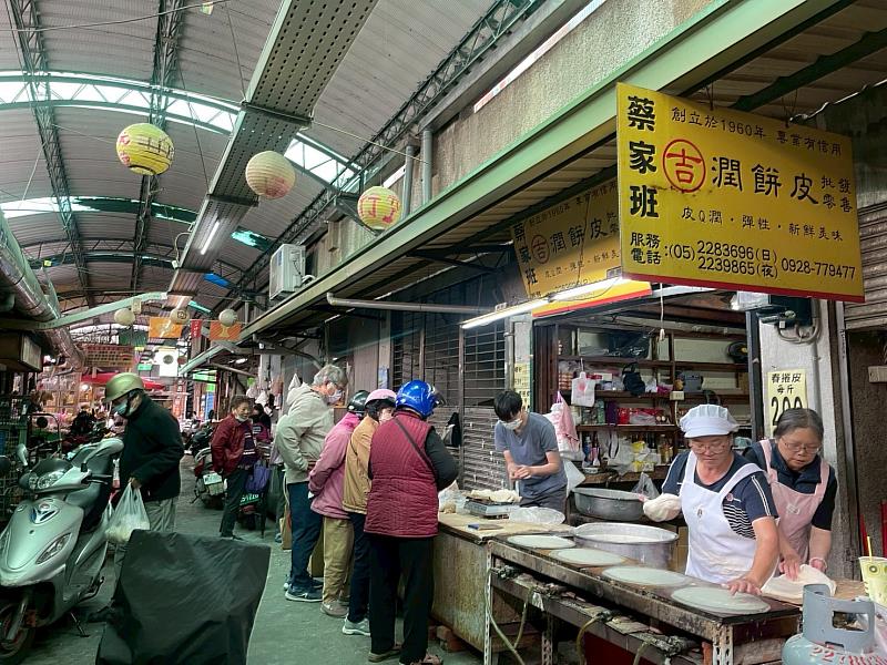 連假首日 傳統市場湧入採買春捲人潮
