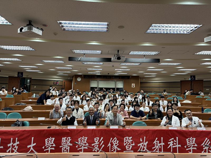 中臺科大醫放系授袍暨實習分發典禮合照