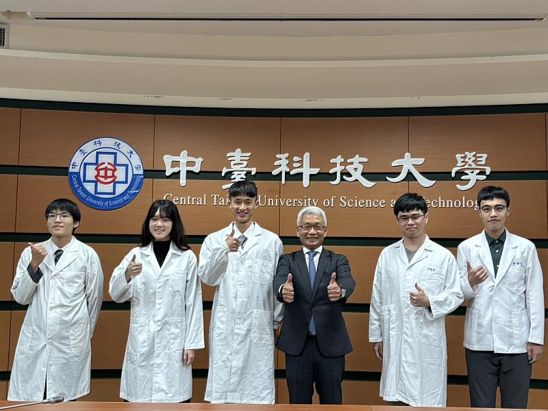校友朱光華放射師與學弟妹合影