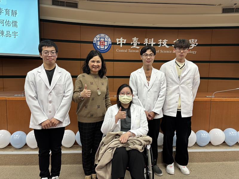 中臺科大陳錦杏校長與醫放系授袍學生合影