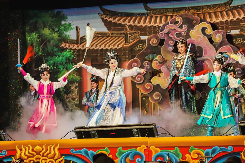 嘉義縣義竹鄉上演明華園青春新作「俠女飛星」-2