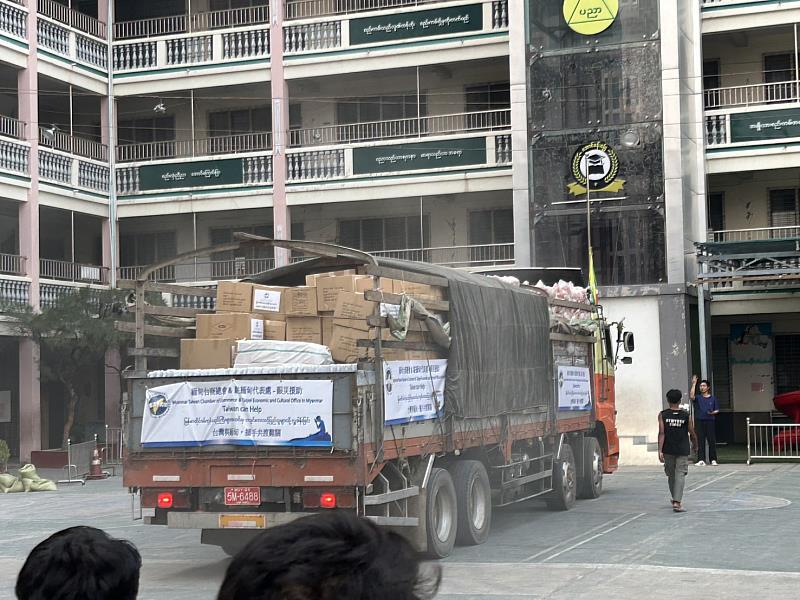 因災區機場關閉，駐緬甸代表處及緬甸台商總會人員賑災物資採陸路運送，4月2日中午從仰光出發經奈比都，計耗費約30小時，於4月3日傍晚始抵達到曼德勒。