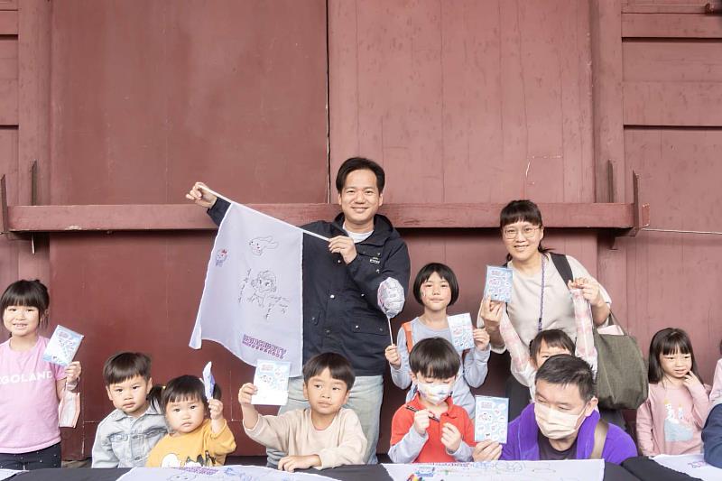 邱臣遠代理市長披風彩繪完與孩童進行合照。