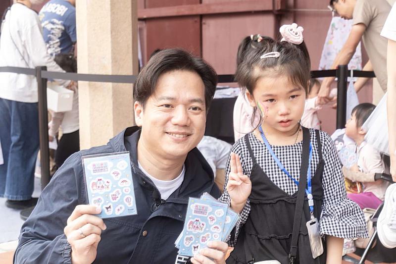 邱臣遠代理市長送貼紙給孩童,並獻上祝福。