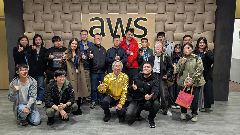 世新資管系教師范修維（著黃金夾克者）分享AWS全系列認證心得，啟發業界雲端技術探索。（世新大學提供）