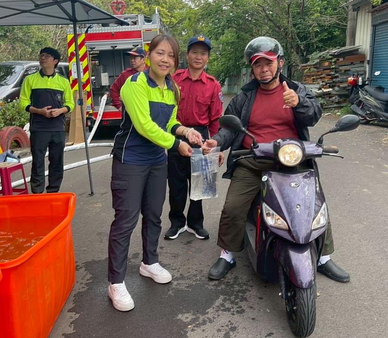 消防局與義消大隊幹部至所駐守的公墓處進行慰勞，並宣導公墓防火安全。