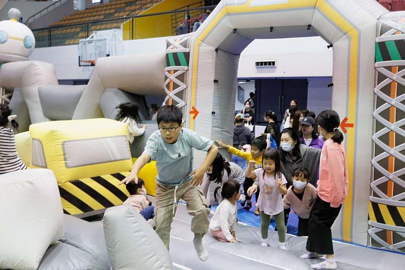 體育館內的大型氣墊遊具「奇幻冒險島」，包括溜滑梯和攀爬區，人氣爆棚。