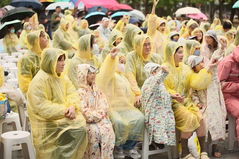 即使遇到降雨，活動現場依然人潮踴躍，熱情不減。