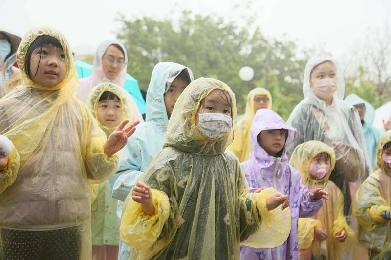 即使遇到降雨，活動現場依然人潮踴躍，熱情不減。