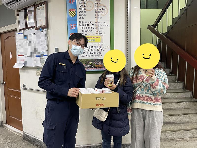 竹市焦急尋父的姐妹貼心準備咖啡致謝忙碌整夜的北門派出所警員