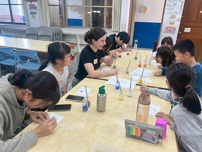 竹蓮國小以玻璃藝術手作課程帶領大學伴體驗新竹特色文化