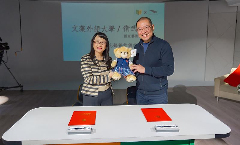 文藻外大莊慧玲校長(左)致贈吉祥物文藻熊予衛武營簡文彬總監(右)留念