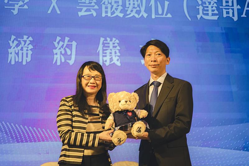 文藻外語大學與雲馥數位攜手合作，簽署產學合作與學術交流備忘錄，文藻特別致贈吉祥物「文藻熊」。