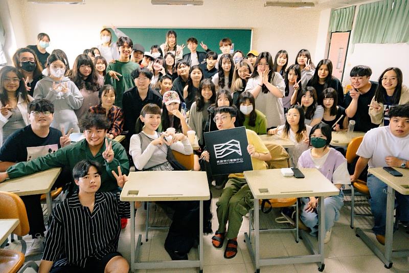 文藻外大傳藝系師生開心與魏如萱合影