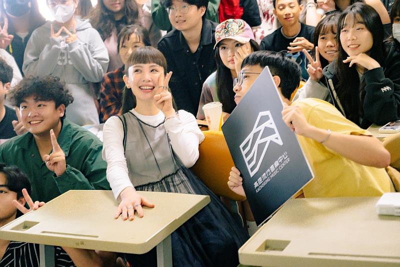 文藻外語大學傳播藝術系與高雄流行音樂中心合作「流行音樂產業實務課」，邀請金曲歌后魏如萱親自授課。