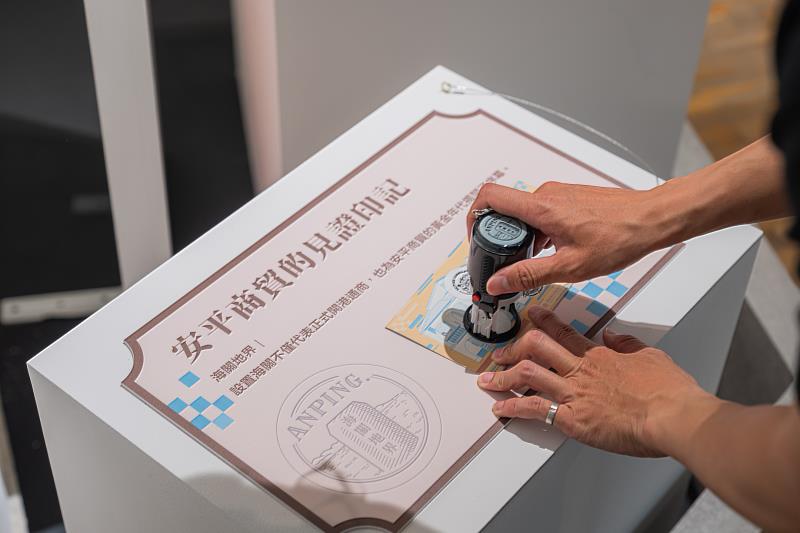 展場內出現特殊裝扮的泰迪熊、5款限定印章，邀請民眾合照與集章留念