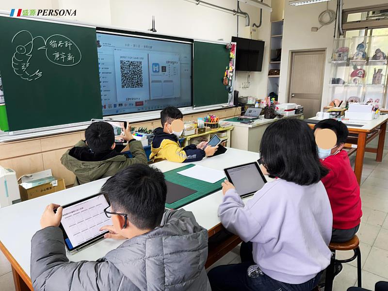 唐宇新老師（貓老師）運用ClassCraft創課快手進行即時互動教學，現場學生掃描QR Code進入課堂