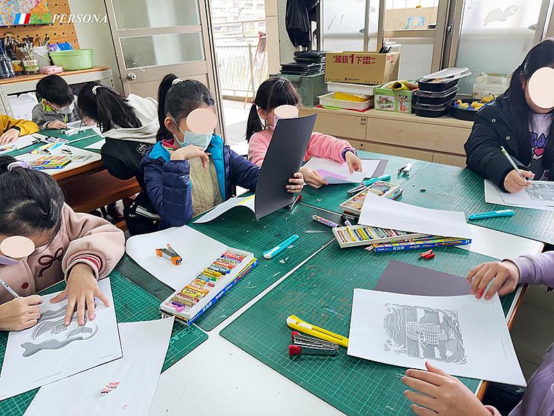 學生運用AI生圖工具進行圖像創作，並將生成圖像列印後進行延伸繪畫，激發美感與創造力，課堂氣氛專注且富有創意