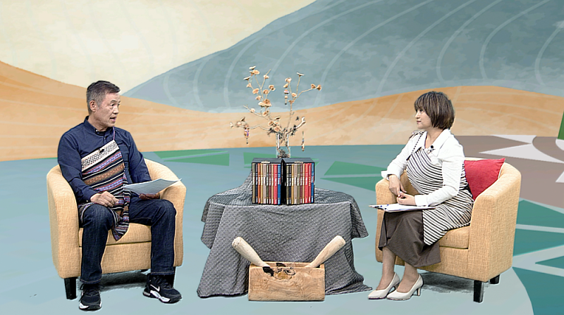 原視新聞《看見族語》—「百年原殤」系列報導的第三集《大豹社抗日戰爭》，由主持人曾玉蘭Xuzi．Hakaw老師(右)，專訪來賓達少．瓦旦Tasaw．Watan(左)。