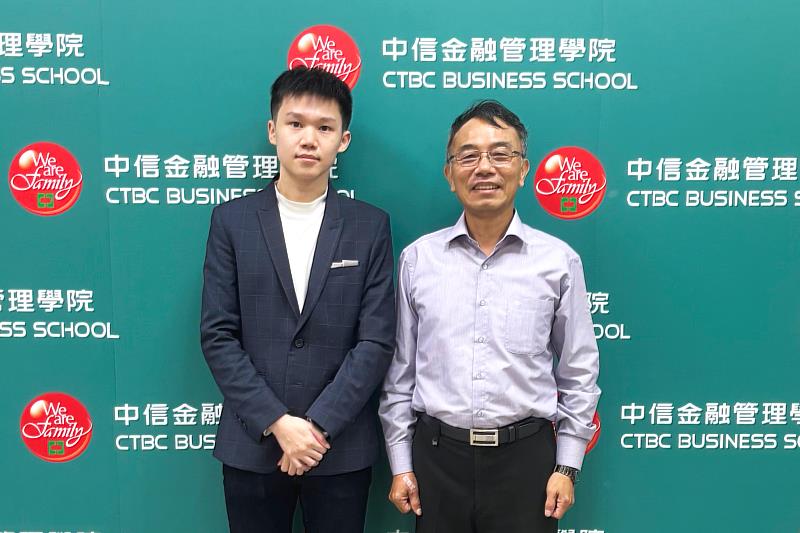 中金院財法系畢業校友曾奕旻通過律師（勞動社會法組）高考，日前應邀返校與學弟妹分享上榜心得。圖為曾奕旻與財法系劉邦繡主任合影。（圖/中金院提供）