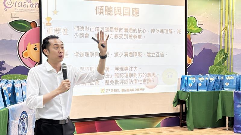 謝孟欣心理師進行「擁抱青春-人際互動」講座，以人際溝通的五大要素-「傾聽與回應、禮貌、合作、肯定、信任」為核心