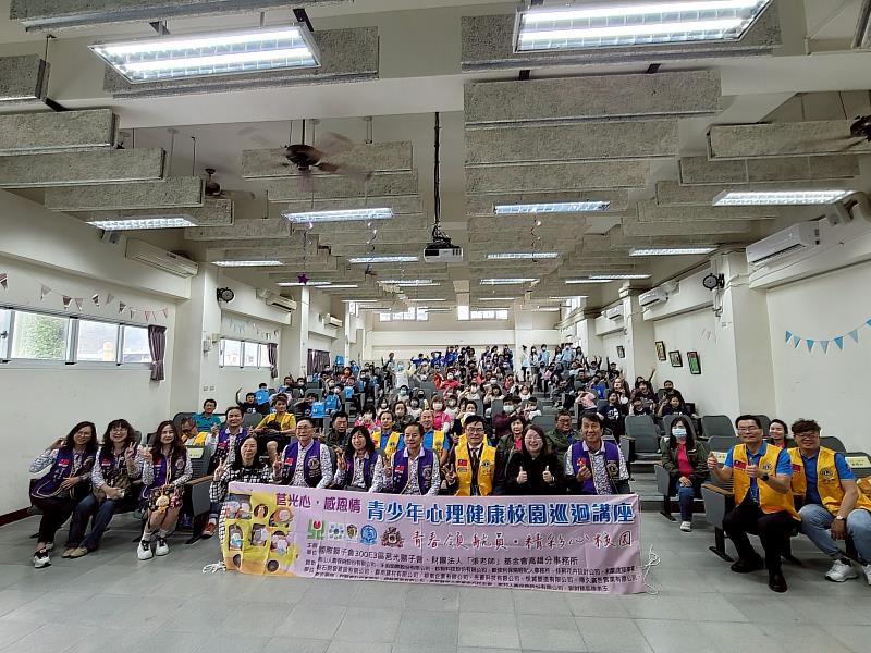 國際獅子會300E3區莒光獅子會與龍興國小陳姚如校長、高雄「張老師」謝璦如總幹事合影,並和學童們一起錄製「莒光心‧感恩情」感謝影片
