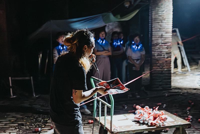 藝術家陳孝齊 2024 年於臺南安平樹屋表演作品《原地流浪》。他將於4月13日以「藝術介入」的形式於論壇中發表新作《酸屋結繭會脫皮》。圖／陳孝齊提供