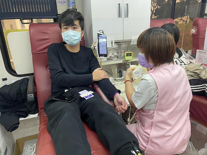 學生會郭烜志副會長獻出人生中的第一次捐血，熱情支持活動。