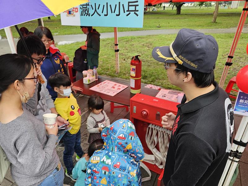 新北市政府消防局第三救災救護大隊於今(6)日下午在三重區蝶影廣場(大都會公園內)盛大舉辦全新升級的大型消防宣導園遊會