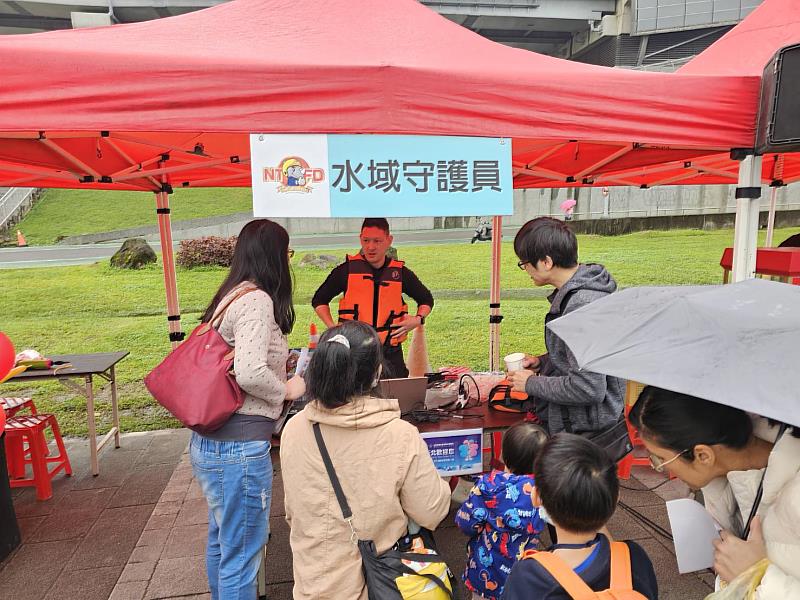 新北市政府消防局第三救災救護大隊於今(6)日下午在三重區蝶影廣場(大都會公園內)盛大舉辦全新升級的大型消防宣導園遊會