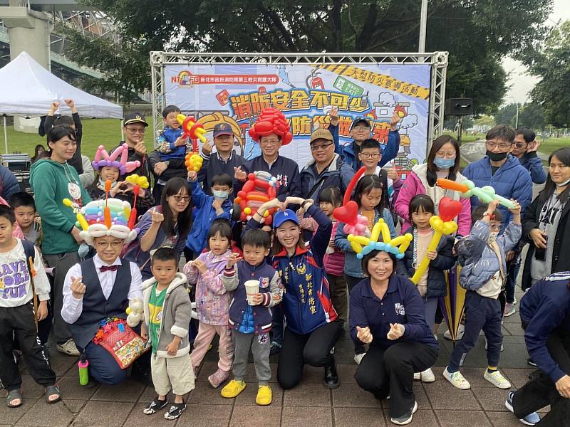 新北市政府消防局第三救災救護大隊於今(6)日下午在三重區蝶影廣場(大都會公園內)盛大舉辦全新升級的大型消防宣導園遊會