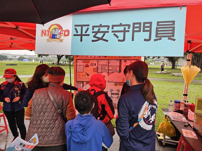 新北市政府消防局第三救災救護大隊於今(6)日下午在三重區蝶影廣場(大都會公園內)盛大舉辦全新升級的大型消防宣導園遊會