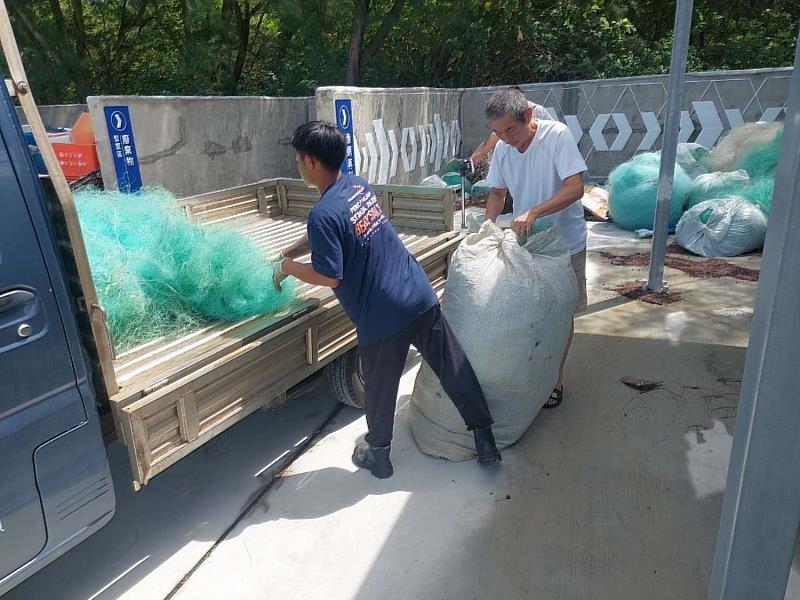 漁民運送廢棄漁網