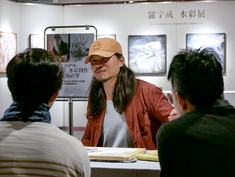面對觀眾提問，羅宇成老師親切分享創作心得，現場互動熱絡、氣氛溫馨。