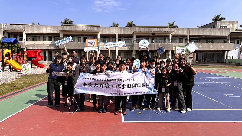 公廣系畢製團隊「DRINK康醋」與東陽國小合辦主題營隊，全體合影