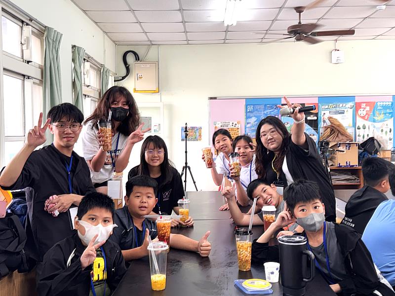 孩童調配專屬醋飲，並加上自己喜愛的水果，增添營養也讓飲品更加美味