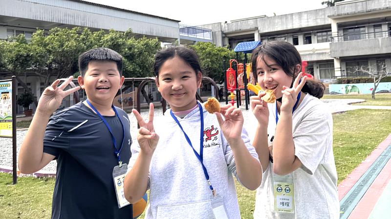 孩童製作椪糖大成功
