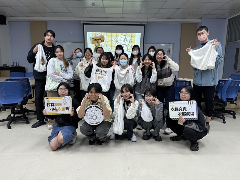 崑大公廣系畢製團隊「衣探究竟」舉辦「衣袋記憶工作坊」，全體合影