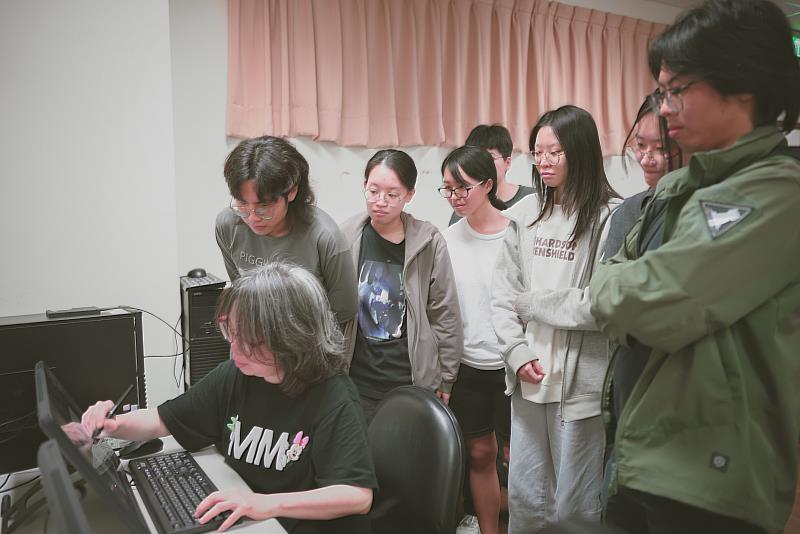 亞大數媒系同學,專注學習邱文美副社長的示範教學。