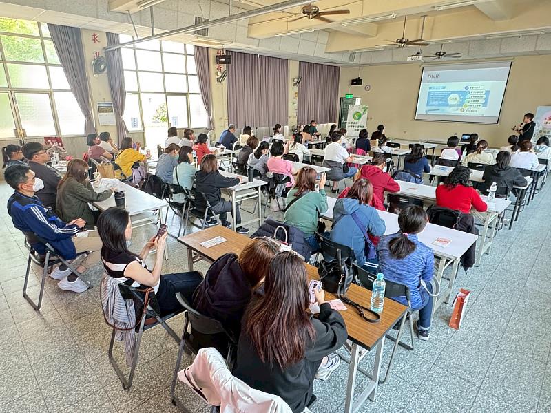 樂活學程攜手長照業者舉辦「預立醫療公益講座」,吸引多位長照實務人員參與
