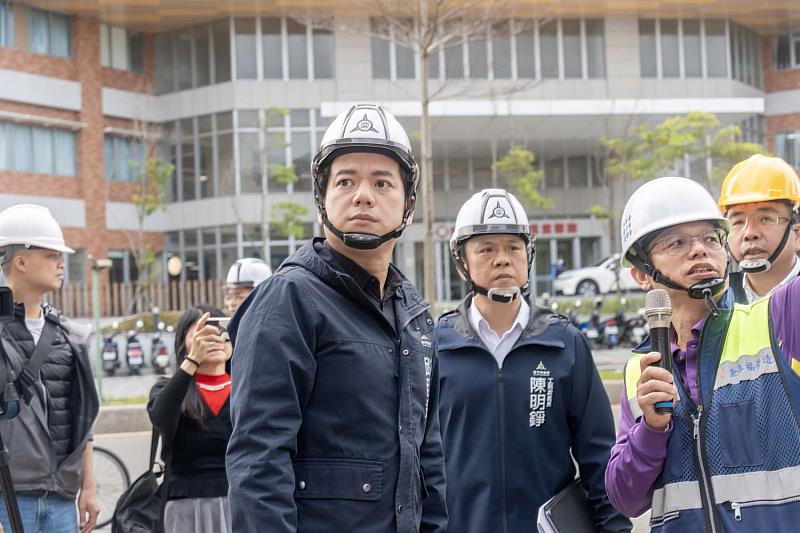 邱臣遠代理市長今日率團前往視察建功綠帶改善工程。