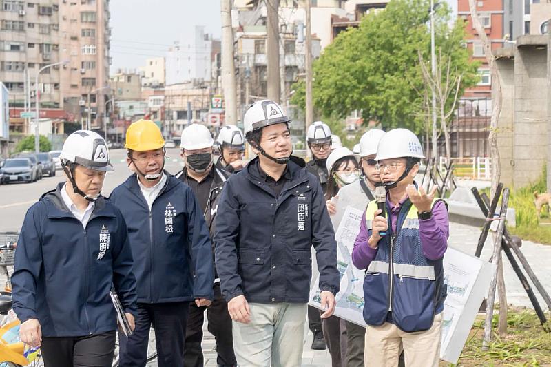 邱臣遠代理市長今日率團前往視察建功綠帶改善工程。