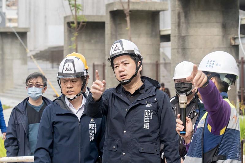 邱臣遠代理市長今日率團前往視察建功綠帶改善工程。