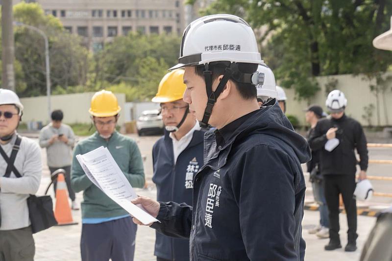 邱臣遠代理市長今日率團前往視察建功綠帶改善工程。