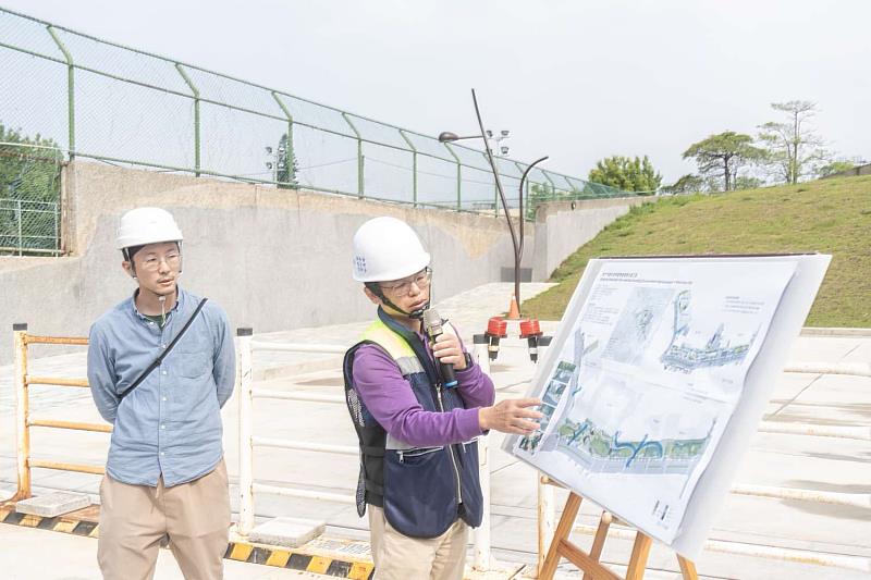 現場施工團隊進行工程簡報。