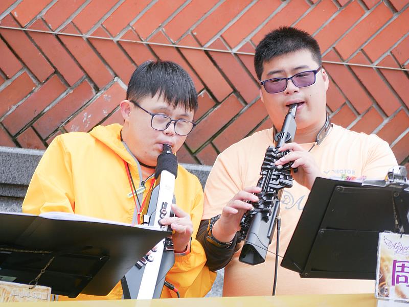 鏡頭捕捉下樂手專注神情，每一個音符都飽含真摯情感。