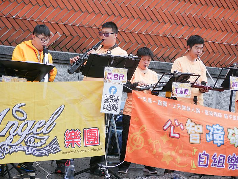 鏡頭捕捉下樂手專注神情，每一個音符都飽含真摯情感。