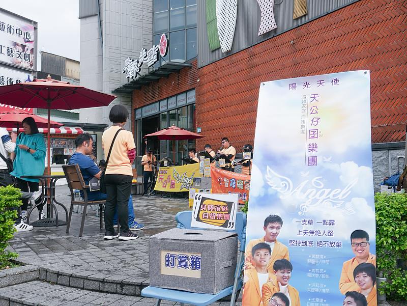 樂團於鶯歌光點北廣場展開演出，用音樂為街道注入溫暖與活力。